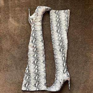 BRAND NEW STILL IN BOX STEVE MADDEN SNAKESKIN OVER THE KNEE BOOTS!!!